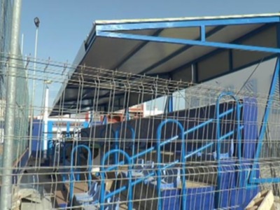Las pistas de tenis del Complejo polideportivo municipal ya cuentan con visera en sus gradas
