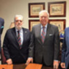 José Luis García Palacios y Jesús Contreras Ramos firman el convenio entre Fundación Caja Rural del Sur al Real Club de Enganches de Andalucía en 2017