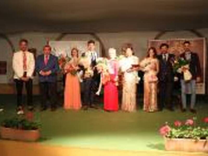 Laura Oliveros y Antonio Casado ya lucen sus bandas como Reina y Míster de la Feria de Lora del Río 2017