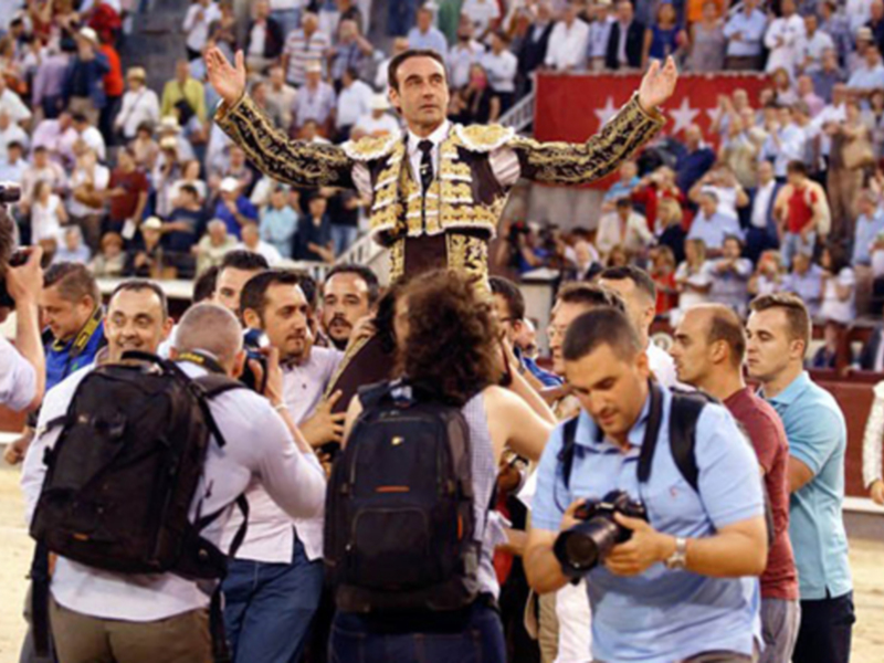 Enrique Ponce abre la Puerta Grande después de quince años