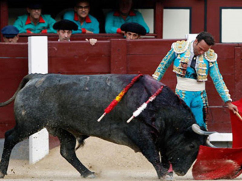 Antonio Ferrera escucha palmas en la corrida de Adolfo Martín