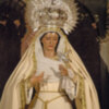 La Virgen de las Tristeza sevillana vestida de blanco en tiempo estival.