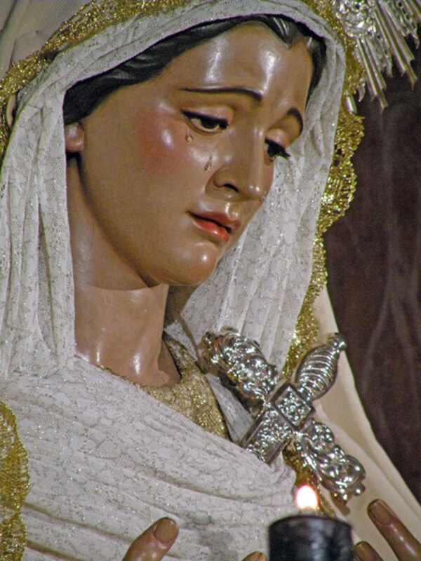 En tiempo estival el blanco en la Virgen de las Tristeza de la Veracruz sevillana.