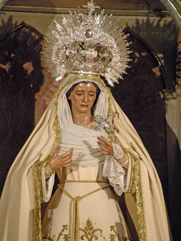 La Virgen de las Tristeza sevillana vestida de blanco en tiempo estival.