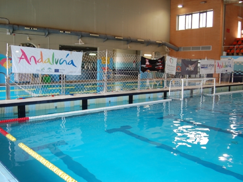 Las chicas del C.W. Dos Hermanas se lanzan al agua
