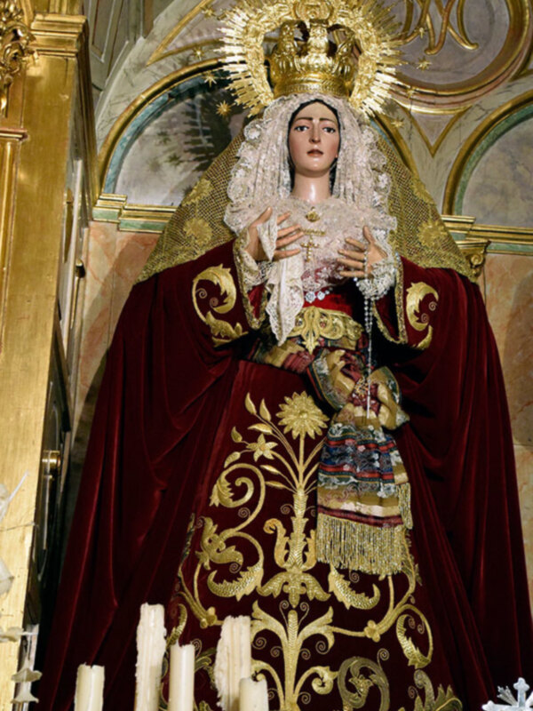 La titular  mariana de la Hermandad de Jesús Nazareno de Alcalá el Río vestida en tiempo estival.
