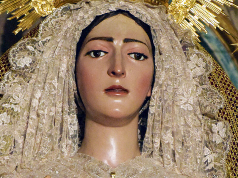 Los vestidores y camareras cambiaron  a la Virgen de la Esperanza Ilipense para el tiempo estival.