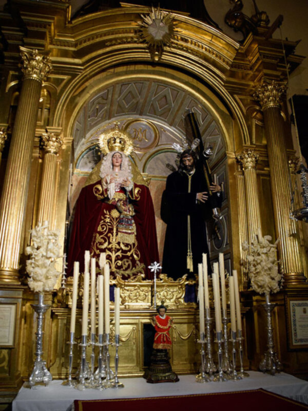 La Virgen de la Esperanza de Alcalá del Río cambió su vestimenta para el tiempo estival