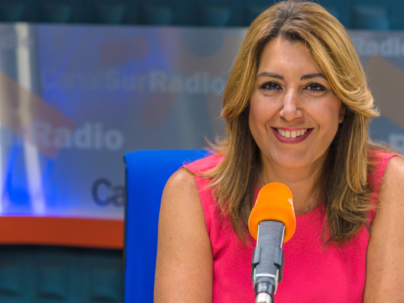 Presentadora en un estudio de radio, con un fondo que incluye el logotipo de 'Cope'.