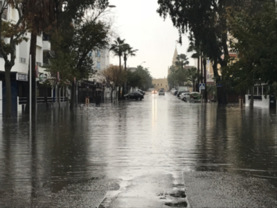 Registrados alrededor de 60 litros de agua por metro cuadrado en algo más de tres horas dejando calles y avenidas inundadas e intransitables.