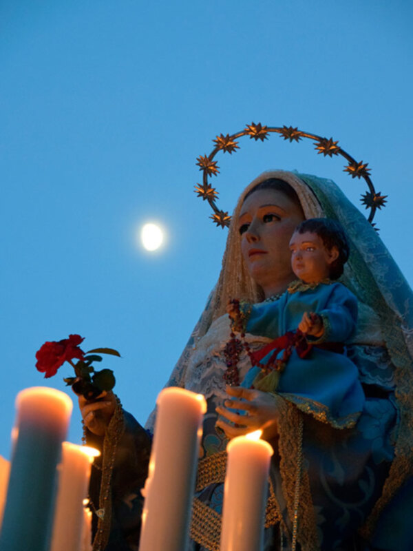 Los Ilipense acompañaron a La Virgen del Rosario de la barriada de la Paz.