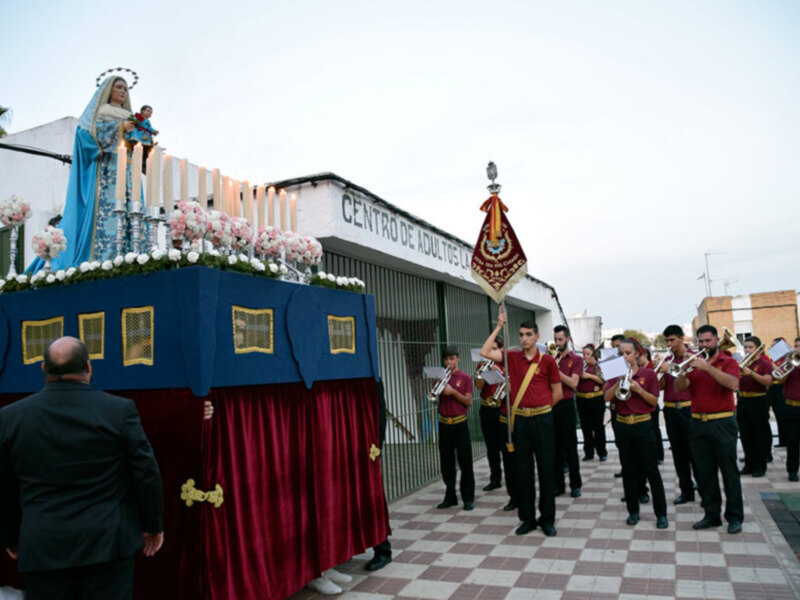 La Virgen del Rosario de la Asociación cultural de “Los niños del Costal” procesionó  por la barriada de la Paz de Alcalá del Río.