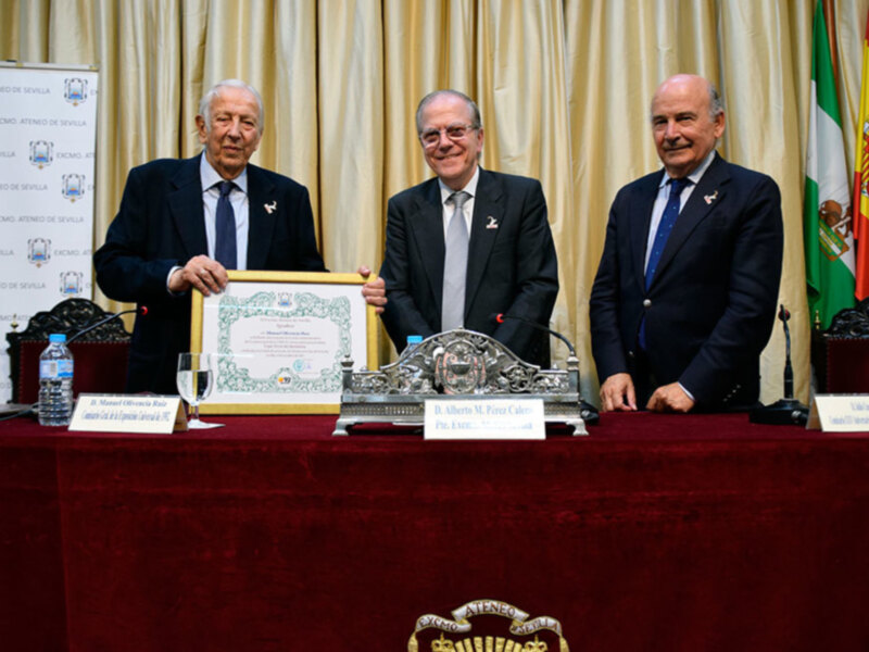 El que fuera comisario de la Expo´92 Manuel Olivencia clausuró el ciclo de la muestra Universal de las bodas de platas en el Ateneo Sevillano.