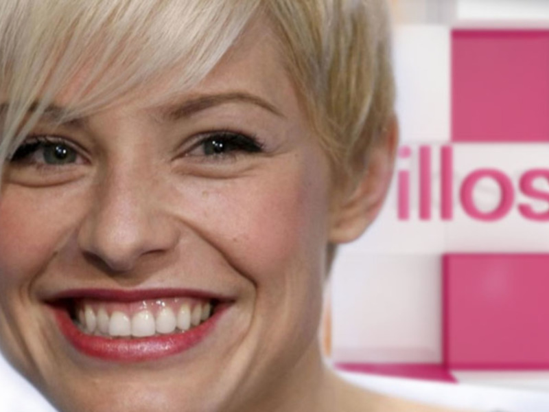 Una mujer con cabello corto y rubio, sonriendo frente a un fondo rosa claro con la palabra "Millosasa".