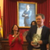 El sevillano Francisco Gallardo Rodríguez  recibe premio Ciudad de Badajoz por su novela 'Áspera seda de la muerte' de manos del alcalde