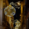Calle Sierpe y Tetuán renuevan su decoración navideña en Sevilla.