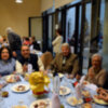 Almuerzo de los compañeros en víspera de Navidad en un centro cívico de Sevilla