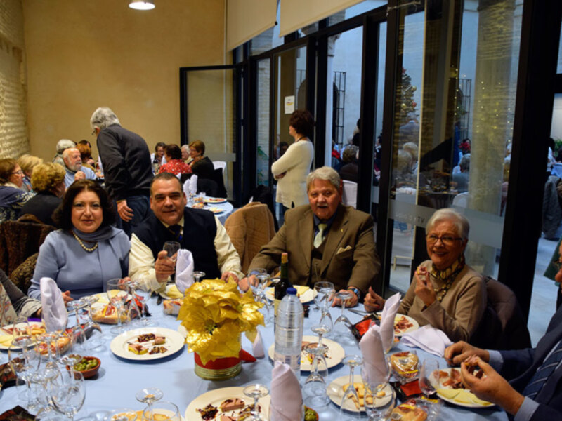 Almuerzo de los compañeros en víspera de Navidad en un centro cívico de Sevilla