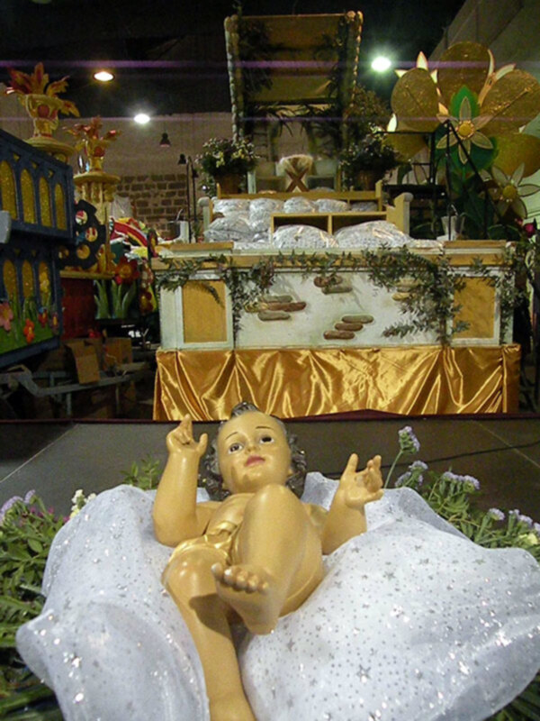 Entronizado en la carroza del Nacimiento el niño de Dios en la Cabalgata de Reyes.
