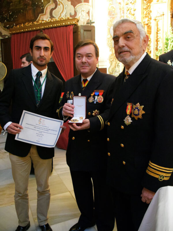 El Delegado de Sevilla de la RLNE Jesús Lamia ha impuesto a La Virgen del Mar de Sevilla las insignias de la  Real Liga y de su Patrulla Auxiliar Marí