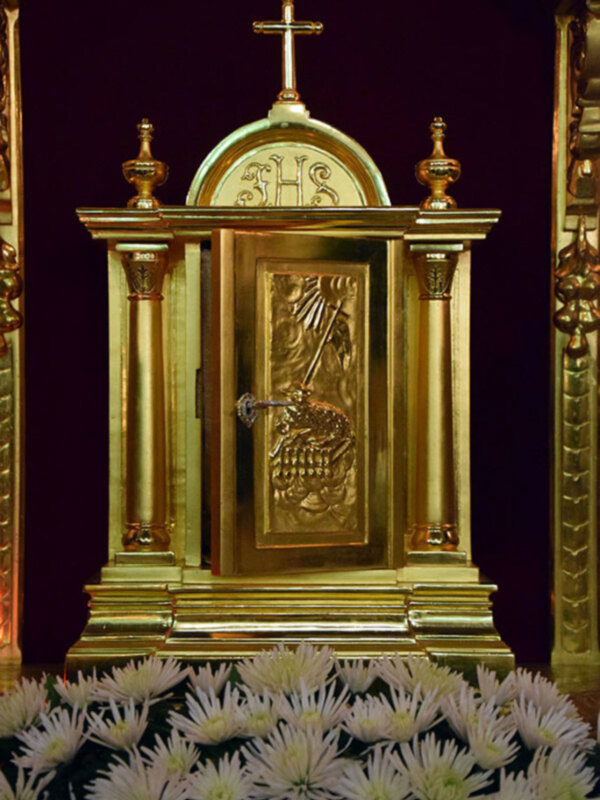 El imaginero Manuel Mazuecos García ha tallado un Tabernáculo o Sagrario para la Hermandad de la Vera cruz de Alcalá del Río.
