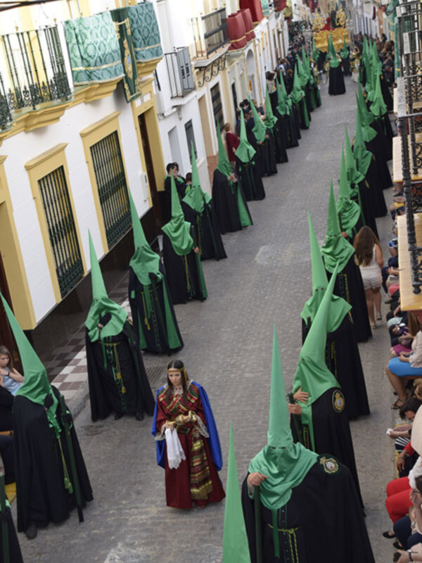 El Jueves Santo Ilipense camino de la Cruz de Cristo.
