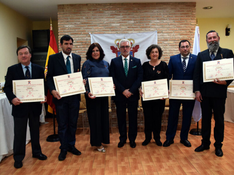 Con decorado el Hermano Mayor  de la Pastora y Santa Marina como caballero de la Hermandad Nacional Monárquica de España.