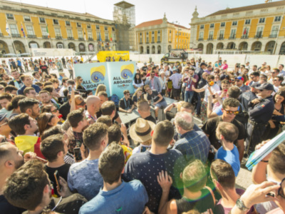 Cientos de fans arropan a Amaia y Alfred en el centro de Lisboa