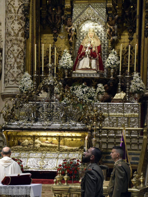 Actos religiosos y desfile por el Día de San Fernando en Sevilla