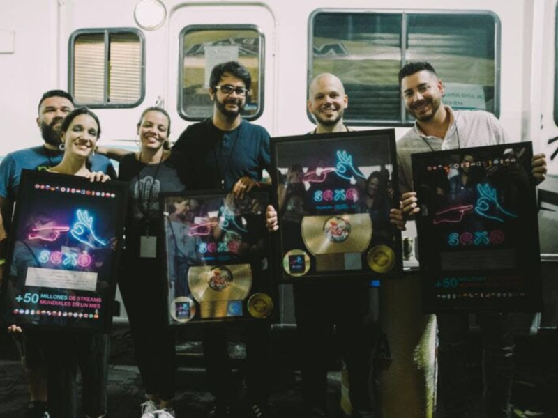 Residente recibe disco de oro por las ventas de su más reciente sencillo “Sexo” y consigue superar con este los 55 millones de "Streams"