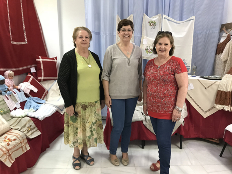 La asociación de amas de casa de Chipiona realiza su primera exposición de artesanía