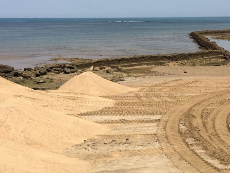 Demarcación de Costas comienza con la adecuación de la arena en la playa de La Cruz del Mar