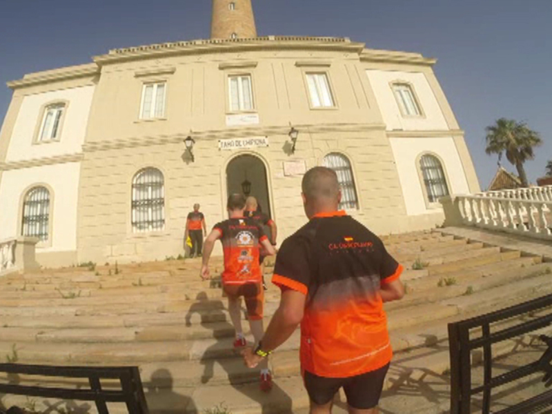 Ayuntamiento y Correplayas organizan con el apoyo de la Autoridad Portuaria una subida vertical al faro de Chipiona
