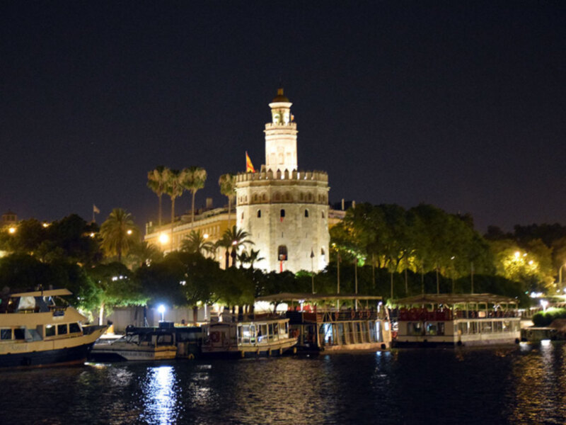 Más de 200 invitados recorrieron un trayecto de unas 5 millas a bordo del buque turístico luna de Sevilla por la onomástica de la Virgen del Carmen.