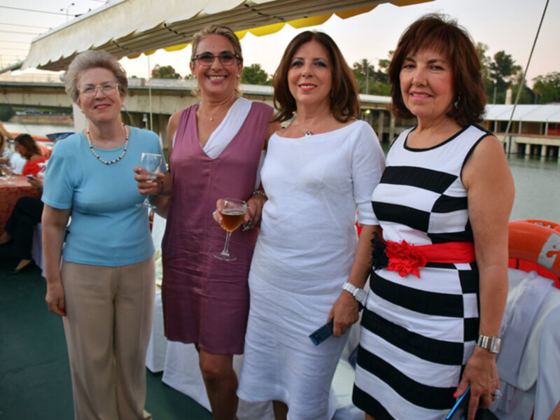 El día de la Virgen del Carmen se  celebró la tradicional copa de vino español a bordo del buque turístico Luna de Sevilla.