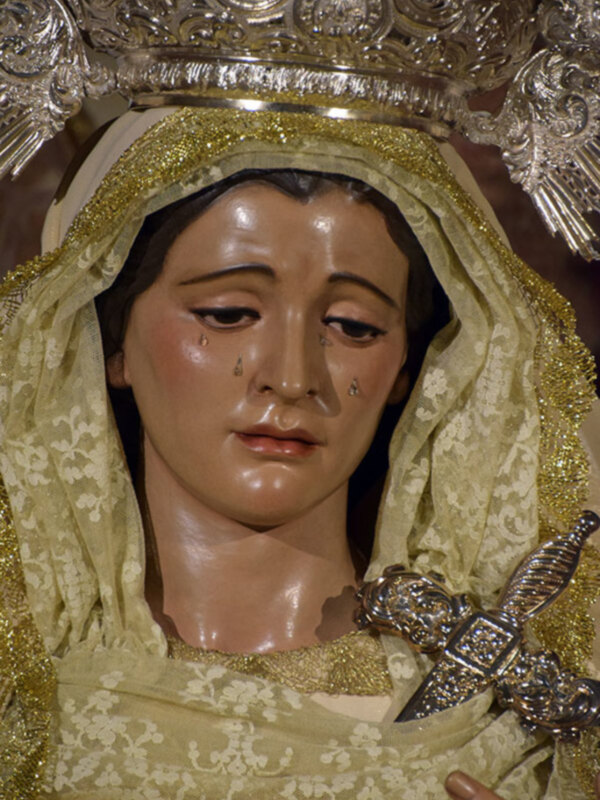 El blanco de la Virgen de las Tristezas de la Hermandad de la Vera+cruz.