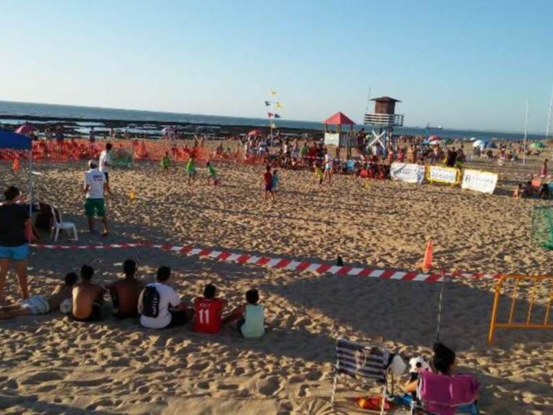 Mas de cien jugadores de todas las edades ha tomado parte en el primero de los dos torneos del Circuito de fútbol playa 3X3