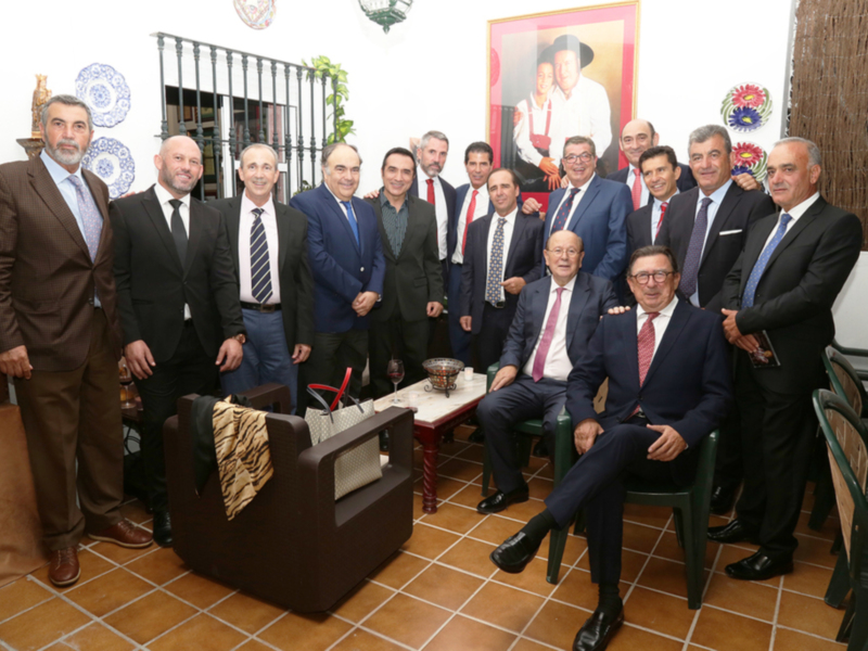 Cena de alcaldes y empresarios en casa del pintor Antonio Montiel para celebrar su cumpleaños