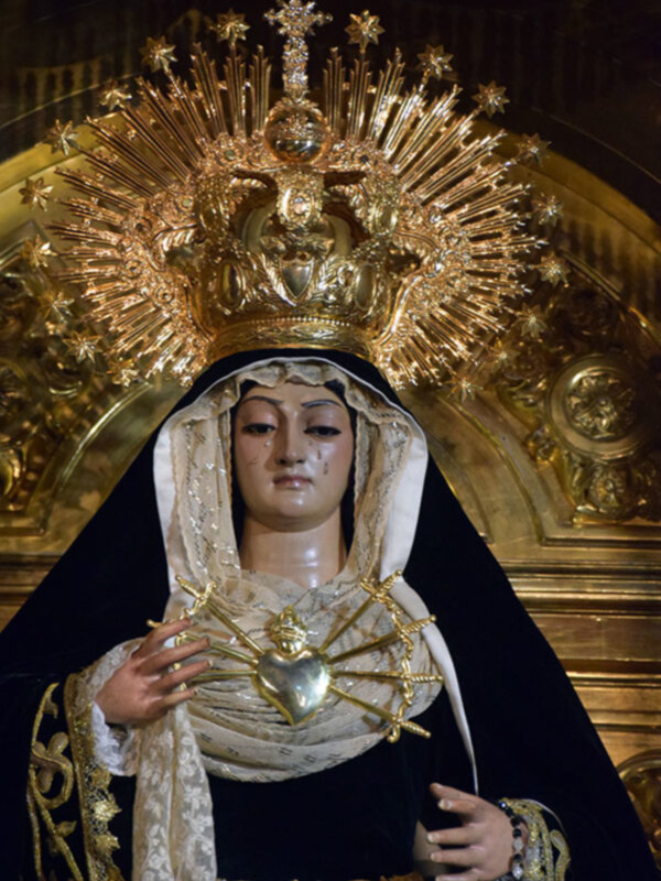 Noviembre vistió a la Virgen de los Dolores de luto.