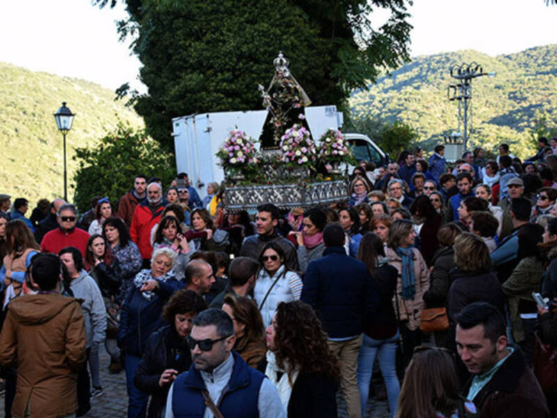 Tras pasar varios meses en la parroquia, la Virgen del monte procesionó hacia su Ermita