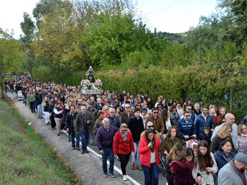 Gran cantidad de Fieles acompañaron a la virgen del monte hacia su Ermita.