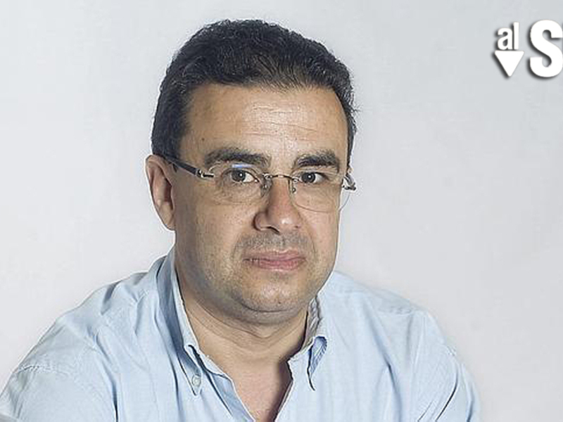 Un hombre con cabello negro y lacio, lleva una camisa azul claro. La imagen es de un fondo blanco con la marca "alSUR" en el ángulo superior derecho.