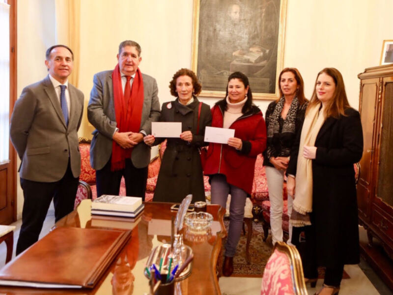 El Colegio de Abogado ha entregado hoy a Andex y Aldeas Infantiles más de 3.000 euros obtenidos con su Tertulia Solidaria.-