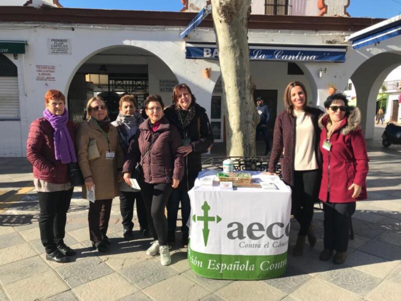 La Asociación contra el cáncer da a conocer en una mesa informativa la propuesta de apoyo a las familias con la enfermedad
