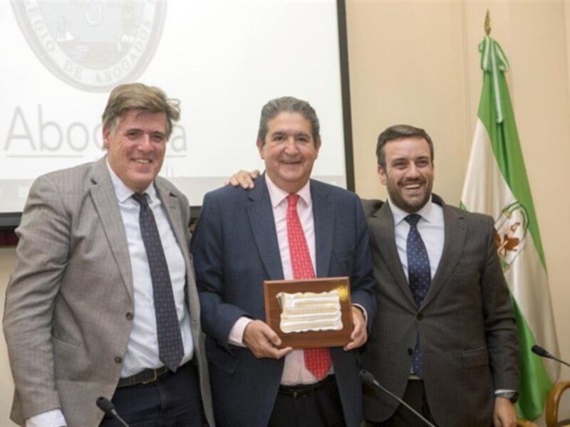 Reconocimiento del Foro Internacional de Mediadores al decano de los abogados.