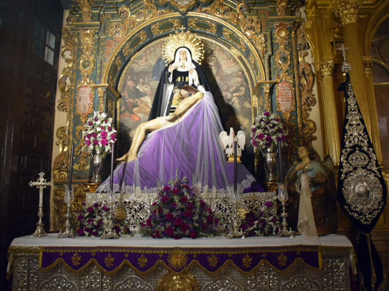 Imagen inédita del altar provisional de la Hermandad de la Soledad en la Parroquia de Alcalá del Río.