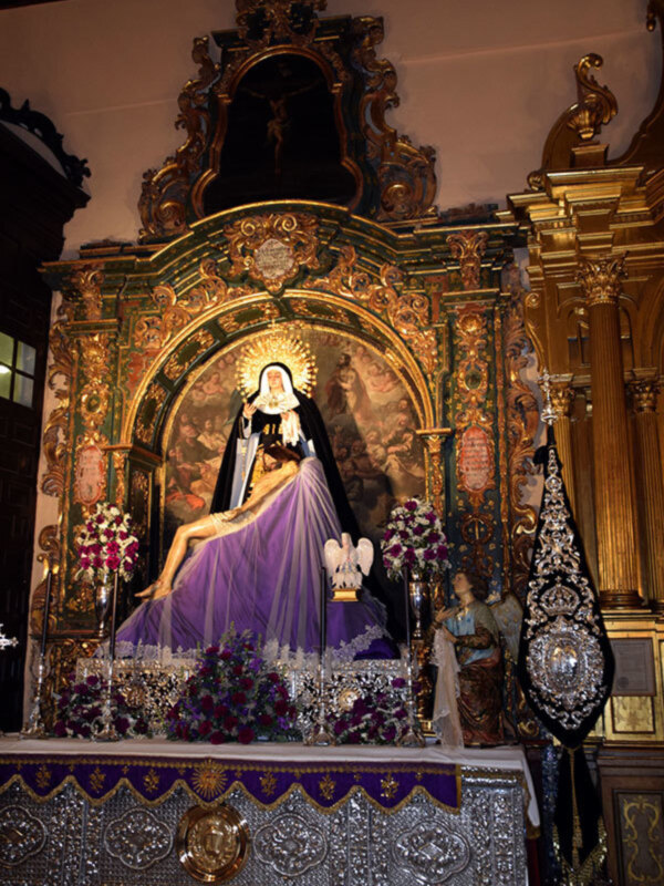 Imagen inédita del altar provisional de la Hermandad de la Soledad en la Parroquia de Alcalá del Río.