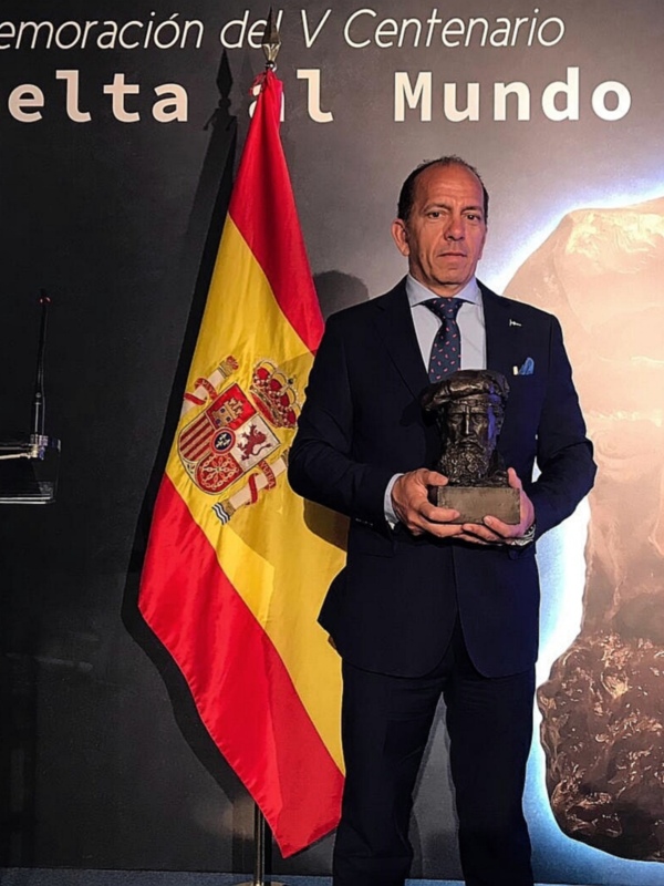 El Club Náutico Sevilla recibe de la Armada el Trofeo Juan Sebastián Elcano