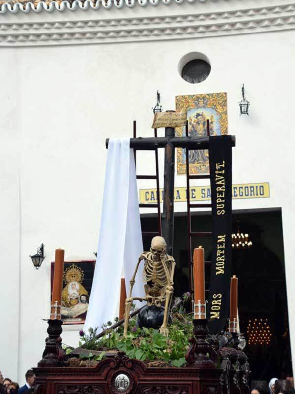 La lluvia complicó la procesión del viernes santo de Alcalá del Río.