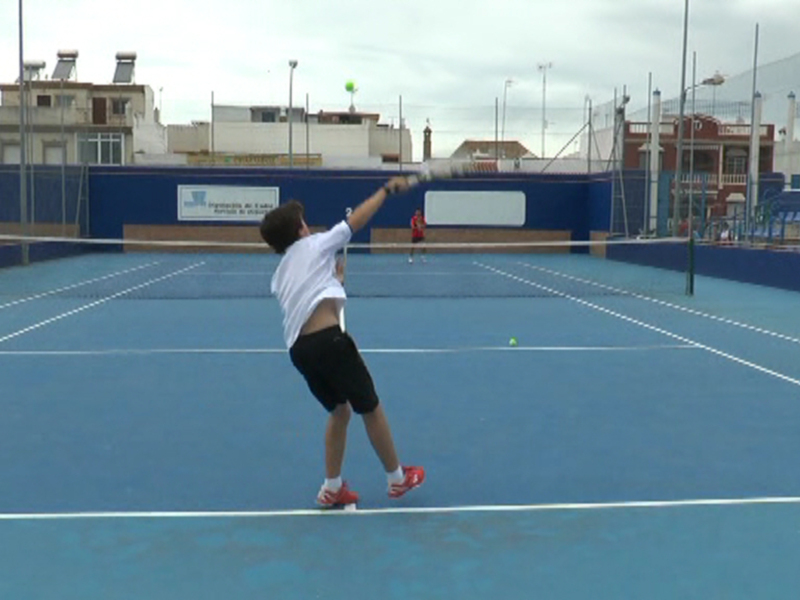 Tres jóvenes deportistas locales obtienen la titulación de instructor animador de tenis